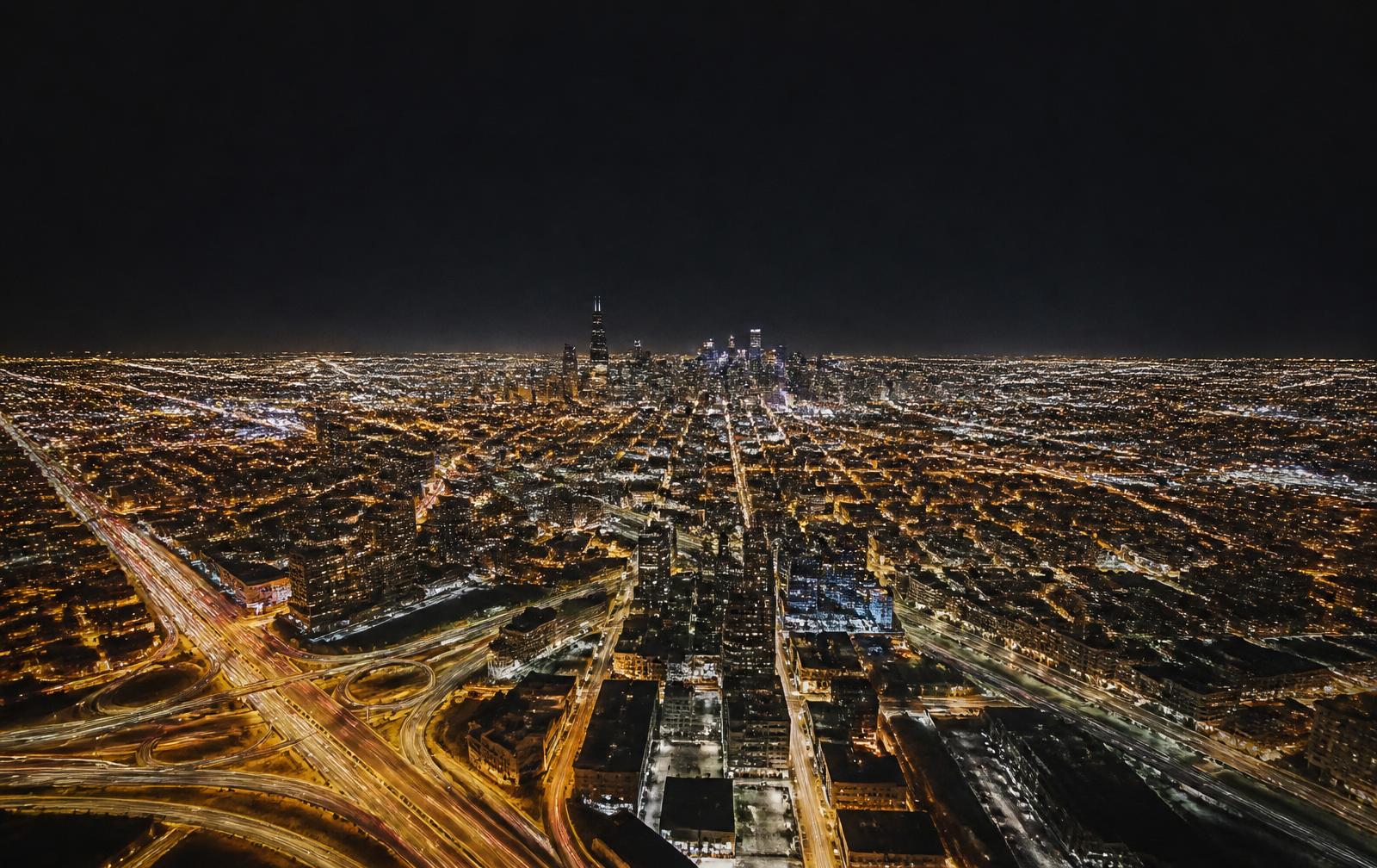 Vista aérea de cidade iluminada à noite