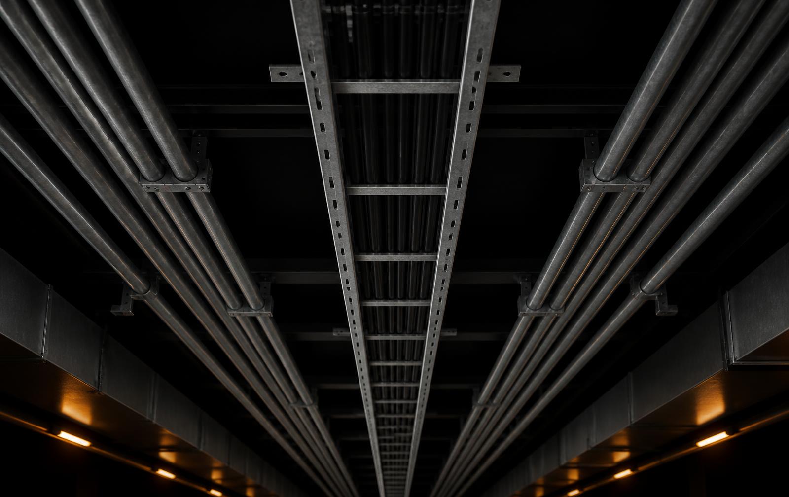 Eletrocalhas e eletrodutos de infraestrutura elétrica