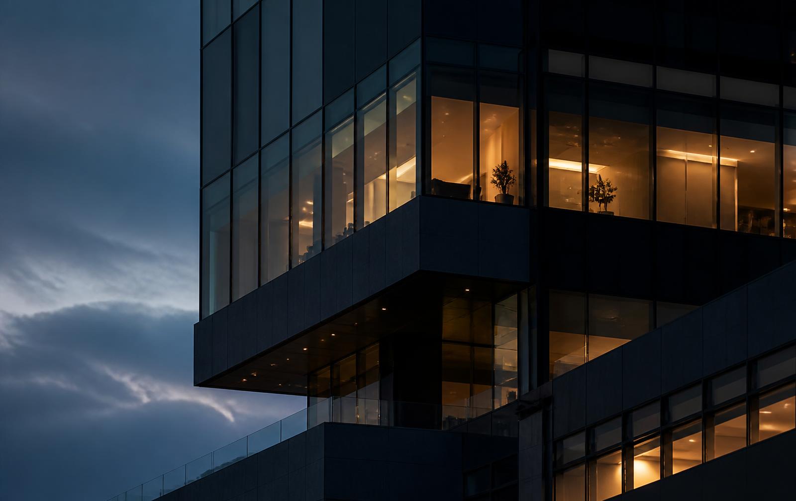 Fachada de edifício corporativo iluminada ao entardecer